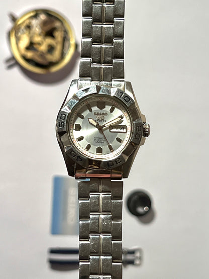 Seiko 5 SNZH87J1 Automatic Men’s Watch – Japan-Made Sports Classic with 7S36 Movement