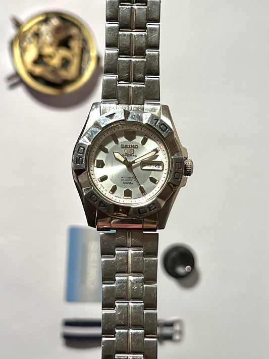 Seiko 5 SNZH87J1 Automatic Men’s Watch – Japan-Made Sports Classic with 7S36 Movement